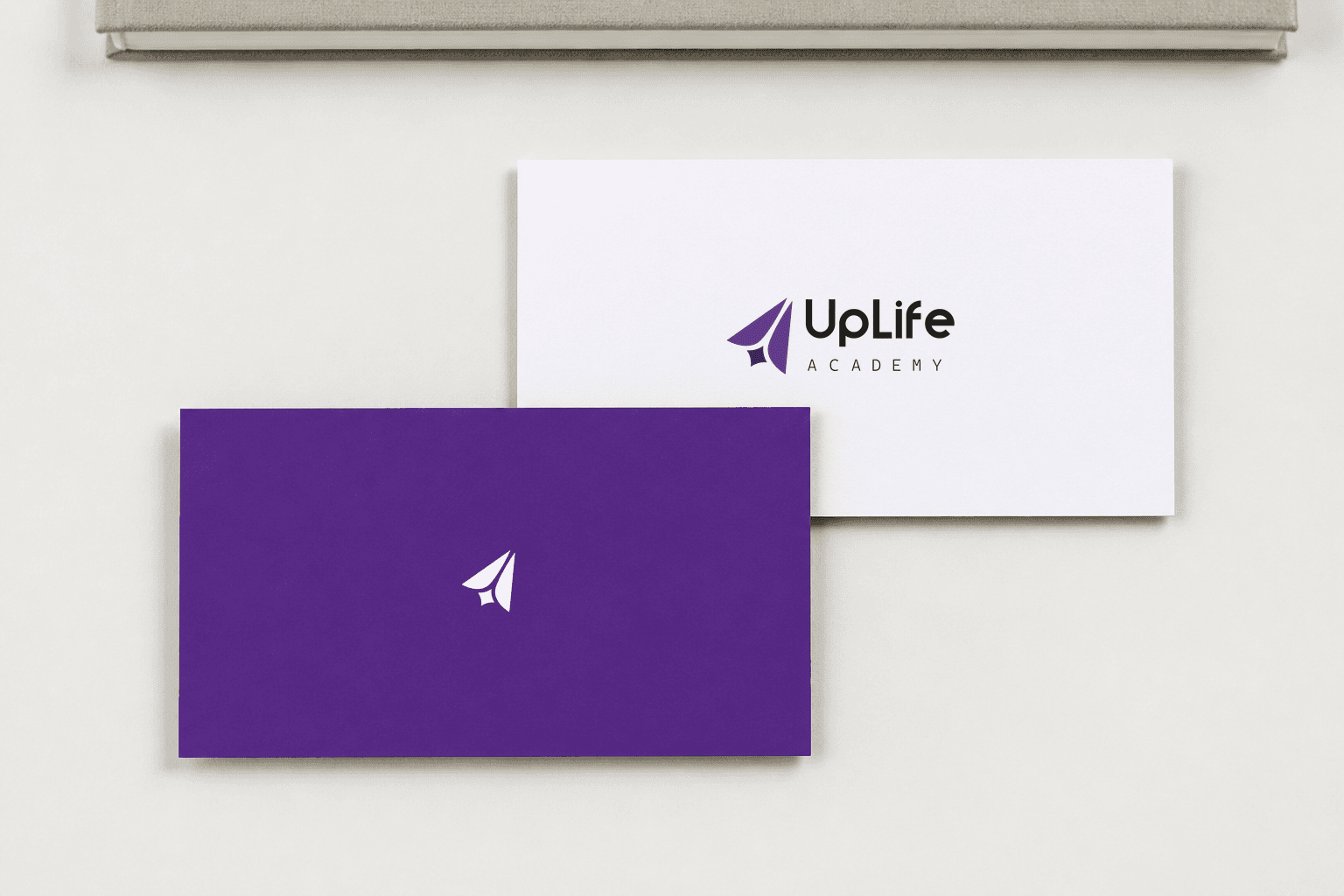 Uplife kartvizitleri: beyaz yüz logolu, mor yüz işaretli