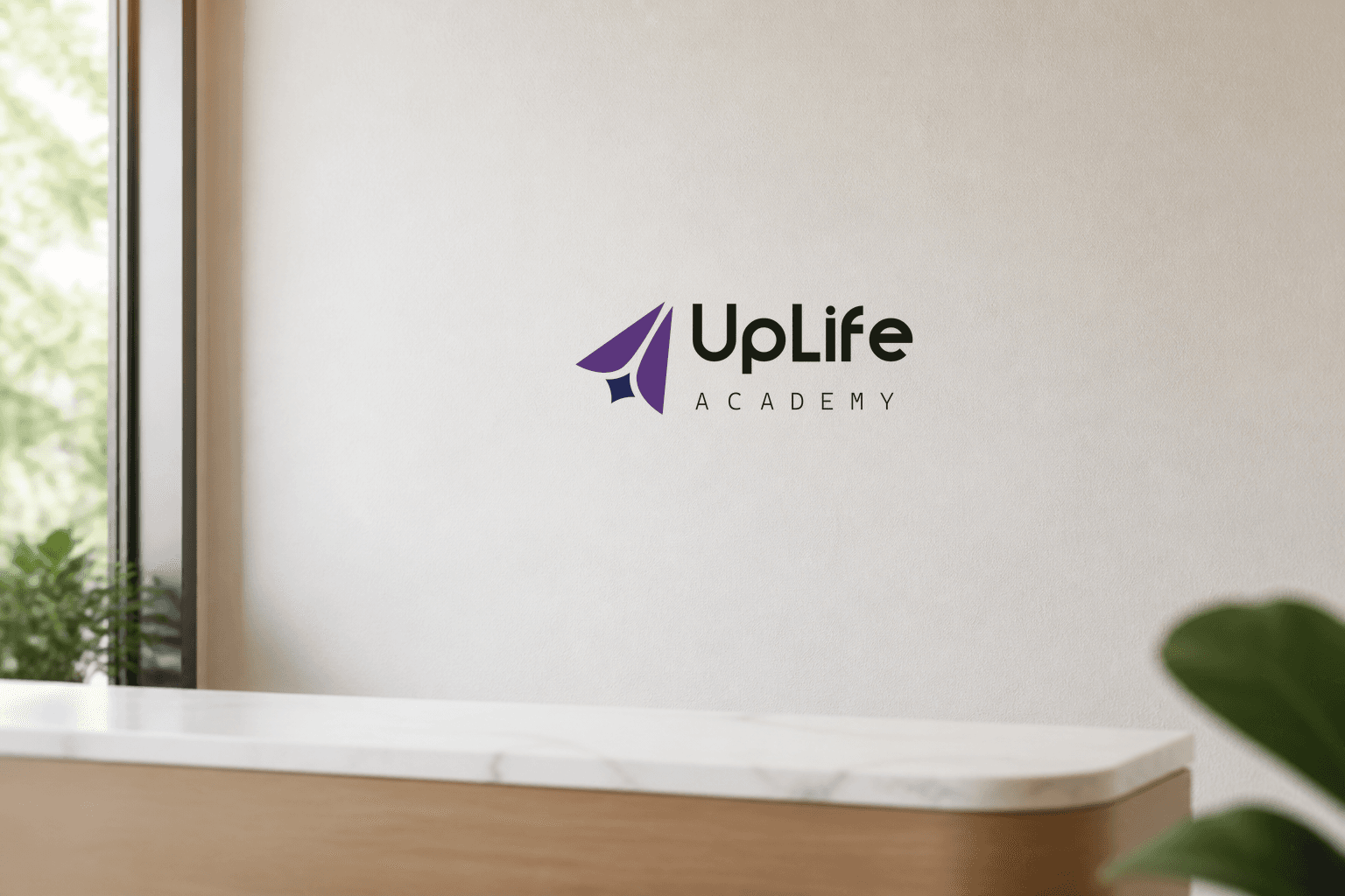 Uplife Academy logosu, ofis girişindeki tabelada