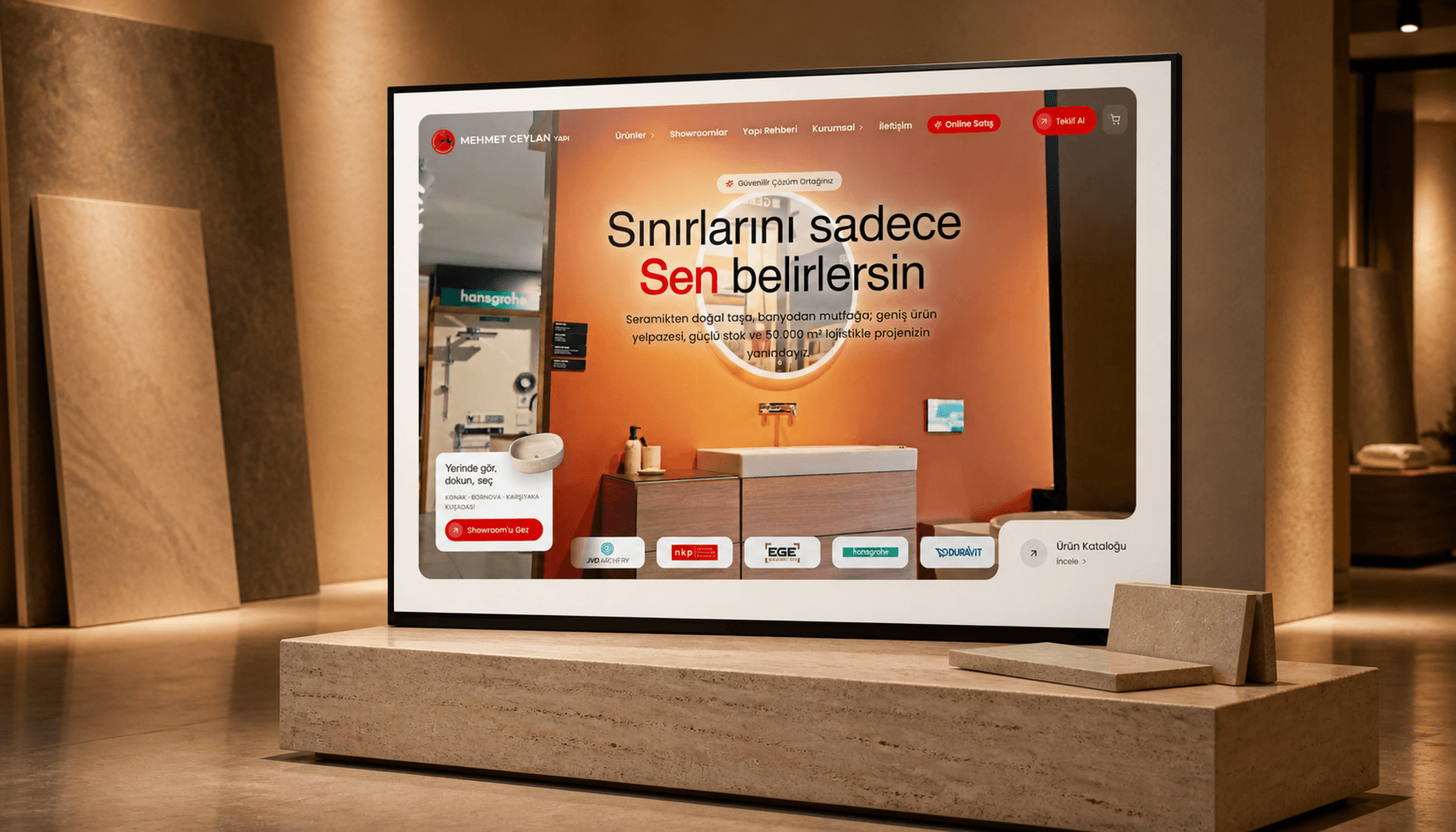 Teslim edilen ana sayfa, showroom aksında traverten kaidenin üstündeki ekranda